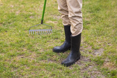 mens-die-zijn-tuin-harken-50465618